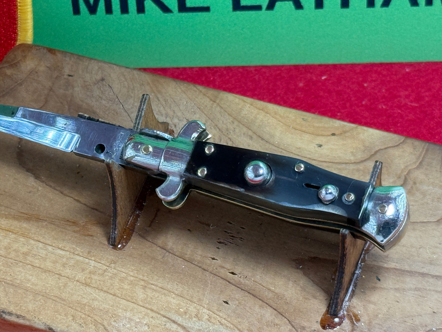 LATAMA MADE IN ITALY 1948-50 PICK LOCK FLAT GUARDS STILETTO 12 CM ITALIAN AUTOMATIC KNIFE BUFFALO HORN HANDLES