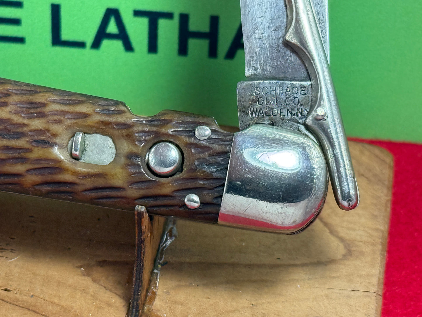 SCHRADE CUT CO. WALDEN N.Y 1916-46 SWING GUARD HUNTER 4 7/8" VINTAGE AMERICAN AUTOMATIC KNIFE BROWN JIGGED BONE HANDLES