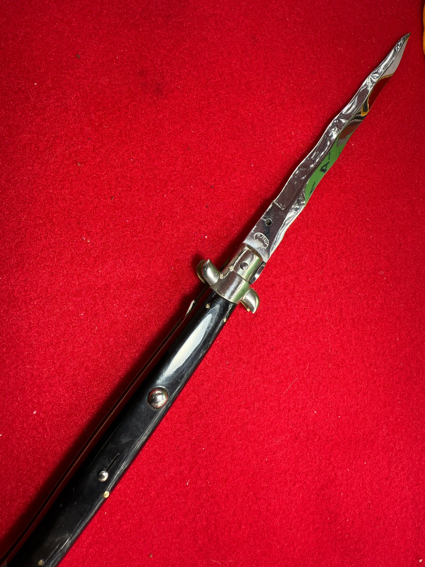 M. ITALY INOX IN CIRCLE 1962-65 TRANSISTION SWIVEL BOLSTER "D" STAMPED STILETTO 33 CM ITALIAN AUTOMATIC KNIFE 5 MM BACKSPRING KRISS BLADE BUFFALO HORN HANDLES