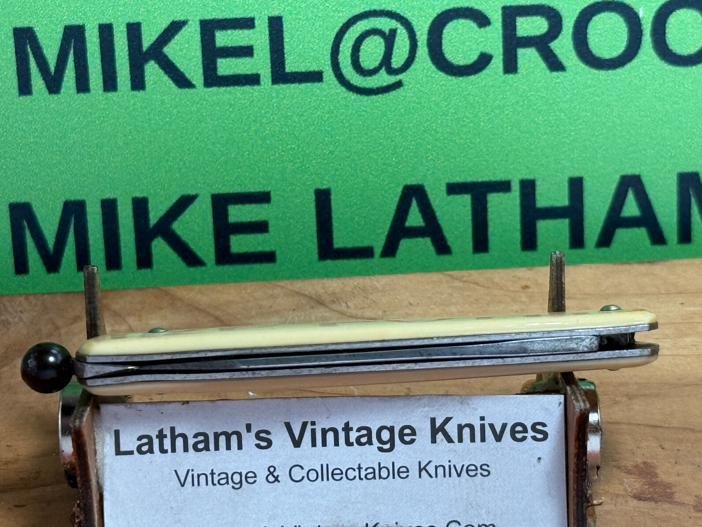G. SCHRADE CO. BRIDGEPORT CONN. 1929-56 PULL BALL RELEASE VINTAGE AMERICAN AUTOMATIC KNIFE WHITE COMPOSITION HANDLES