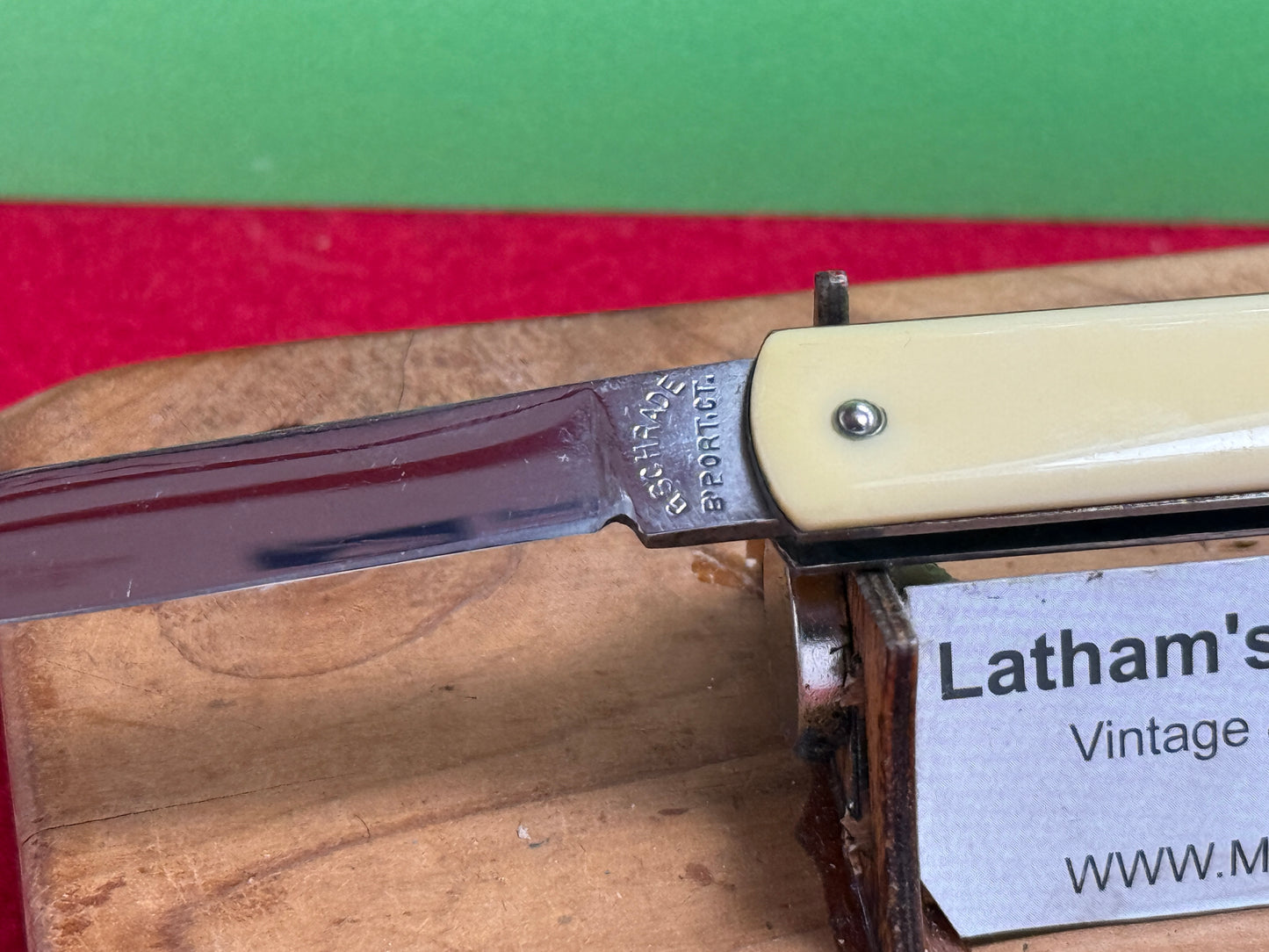 G. SCHRADE CO. BRIDGEPORT CONN. 1929-56 PULL BALL RELEASE VINTAGE AMERICAN AUTOMATIC KNIFE WHITE COMPOSITION HANDLES