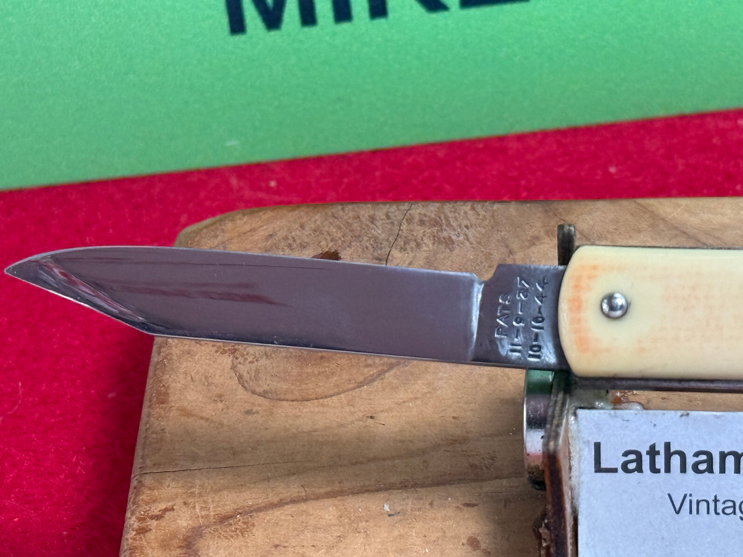 G. SCHRADE CO. BRIDGEPORT CONN. 1929-56 PULL BALL RELEASE VINTAGE AMERICAN AUTOMATIC KNIFE WHITE COMPOSITION HANDLES
