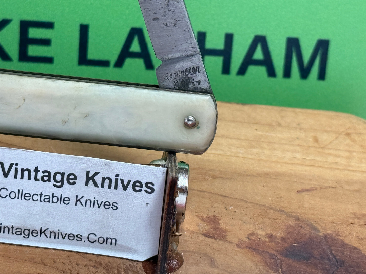 REMINGTON USA R17 1935-40 GREEN PULL BALL RELEASE VINTAGE AMERICAN AUTOMATIC KNIFE WHITE COMPOSITION HANDLES