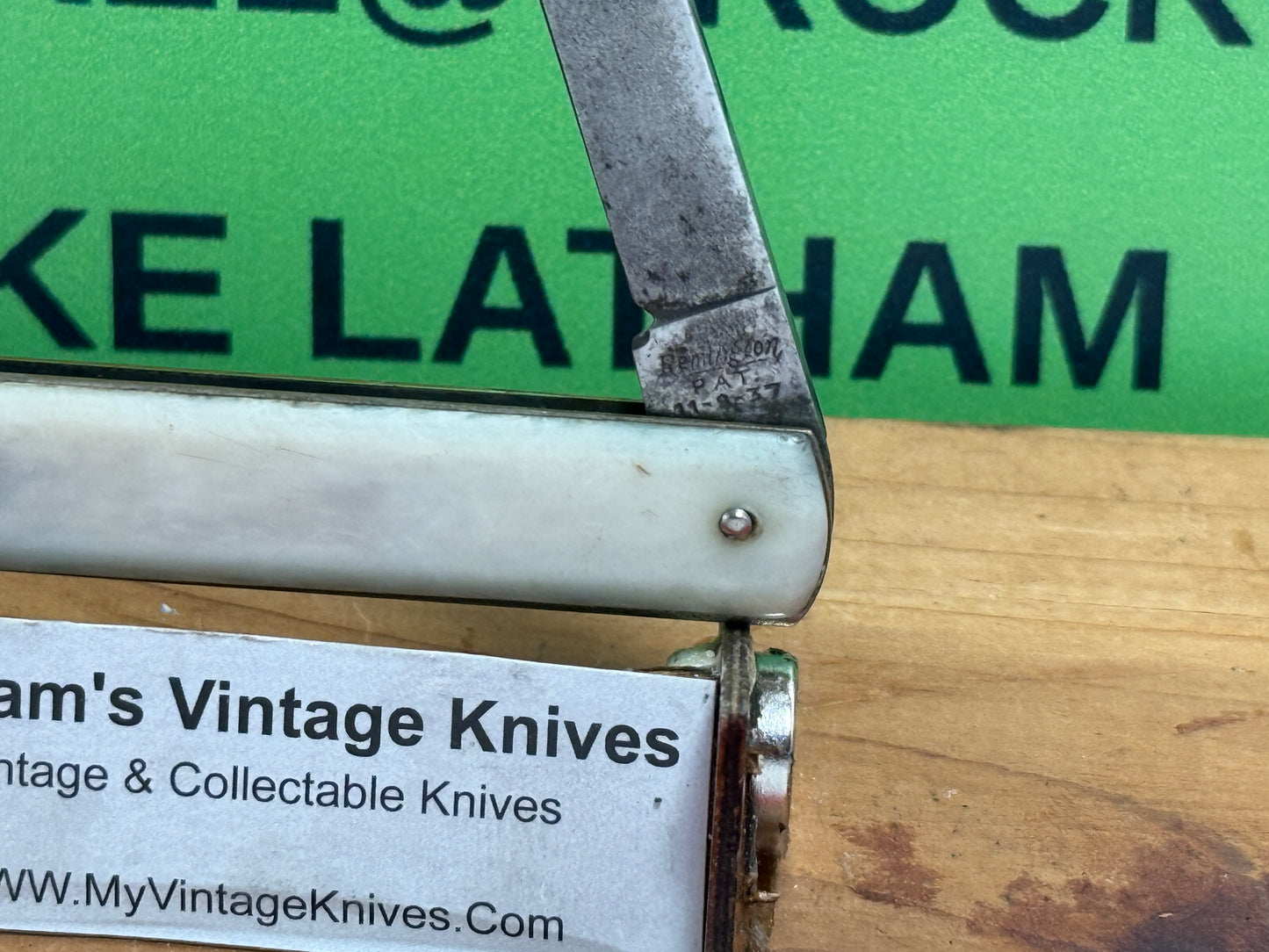 REMINGTON USA R17 1935-40 BLACK 8 BALL PULL BALL RELEASE VINTAGE AMERICAN AUTOMATIC KNIFE WHITE COMPOSITION HANDLES