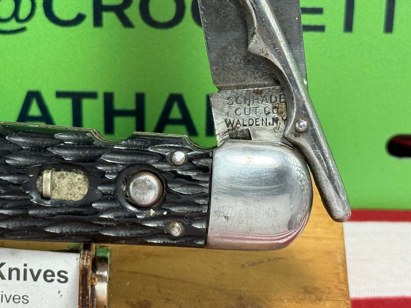 SCHRADE CUT CO. WALDEN N.Y. 1916-46 SWING GUARD HUNTERS PRIDE ETCH VINTAGE AMERICAN AUTOMATIC KNIFE BLACK JIGGED COMPOSITION HANDLES