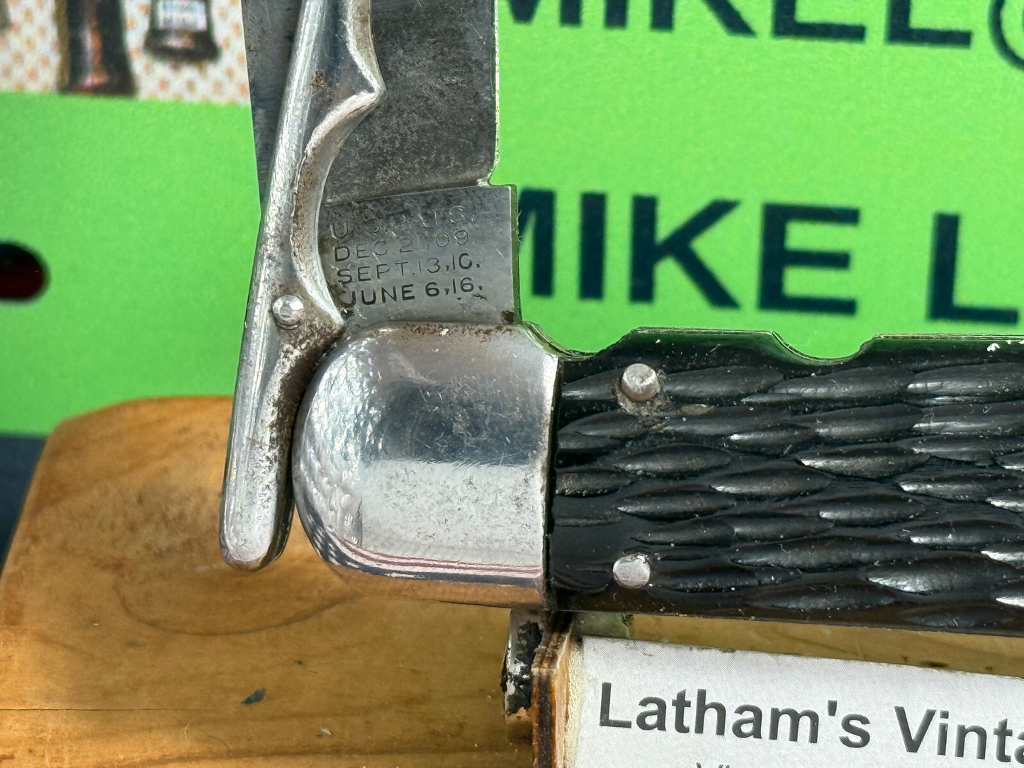 SCHRADE CUT CO. WALDEN N.Y. 1916-46 SWING GUARD HUNTERS PRIDE ETCH VINTAGE AMERICAN AUTOMATIC KNIFE BLACK JIGGED COMPOSITION HANDLES