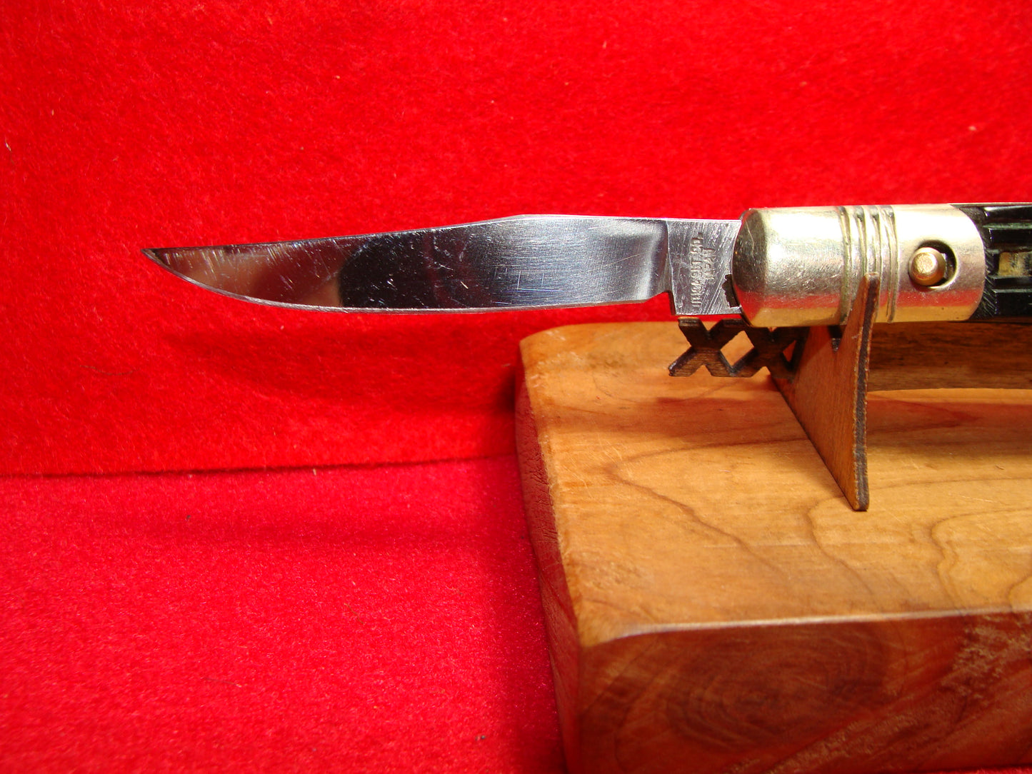 UTICA CUT CO. JAPAN 1950-56 SMALL HUNTER BO/BC JAPAN AUTOMATIC KNIFE BLACK BONE HANDLES