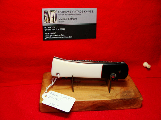 HUCK, JAMES "FLASH" 1995 USA CUSTOM HUNTER CUSTOM AUTOMATIC KNIFE WHITE & BLACK PLASTIC HANDLES
