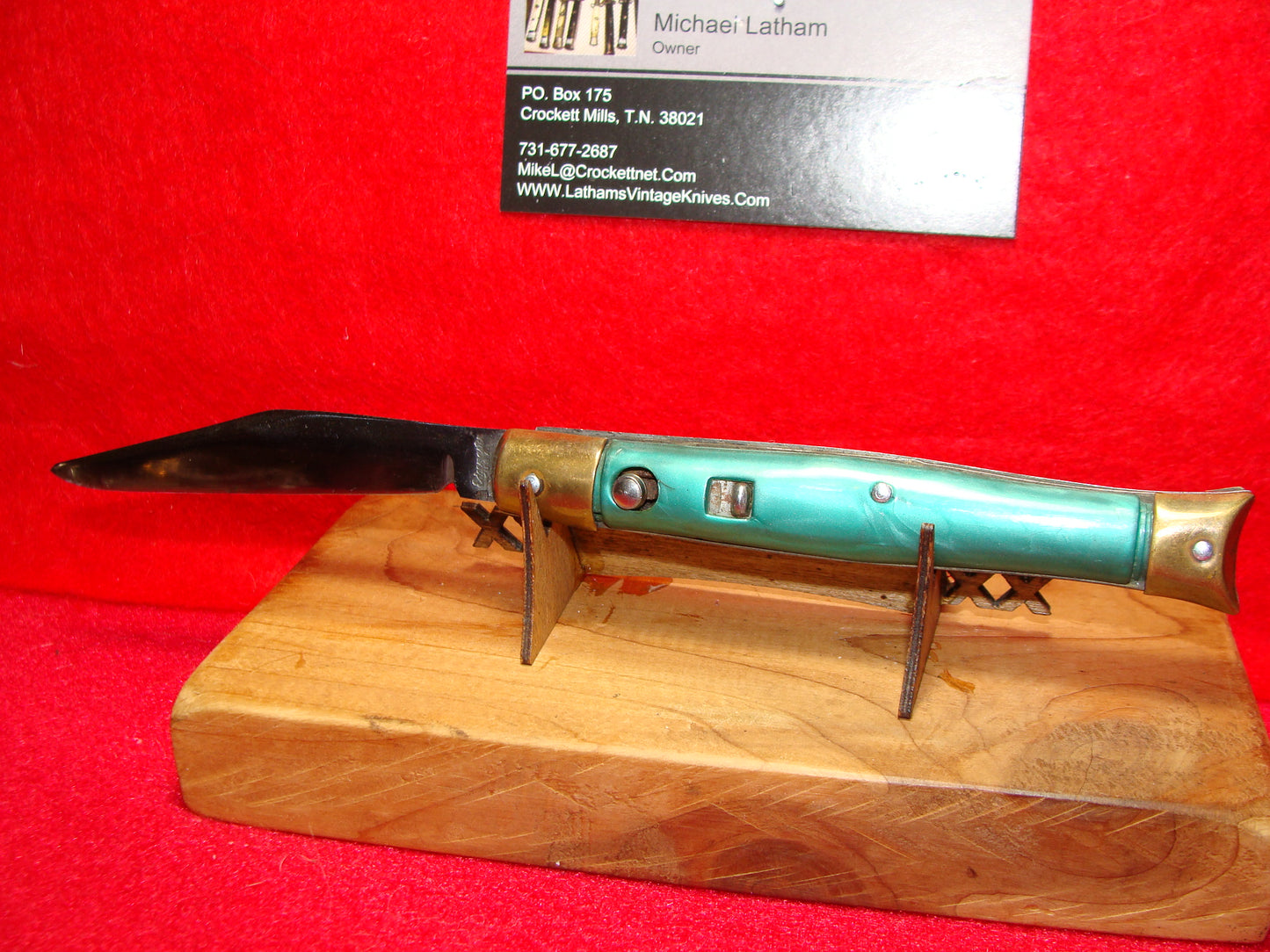 EDGEMASTER USA 1936-56 FISH TAIL BRASS BOLSTERS SABRE BLADE 4" VINTAGE AMERICAN AUTOMATIC KNIFE GREEN COMPOSITION HANDLES