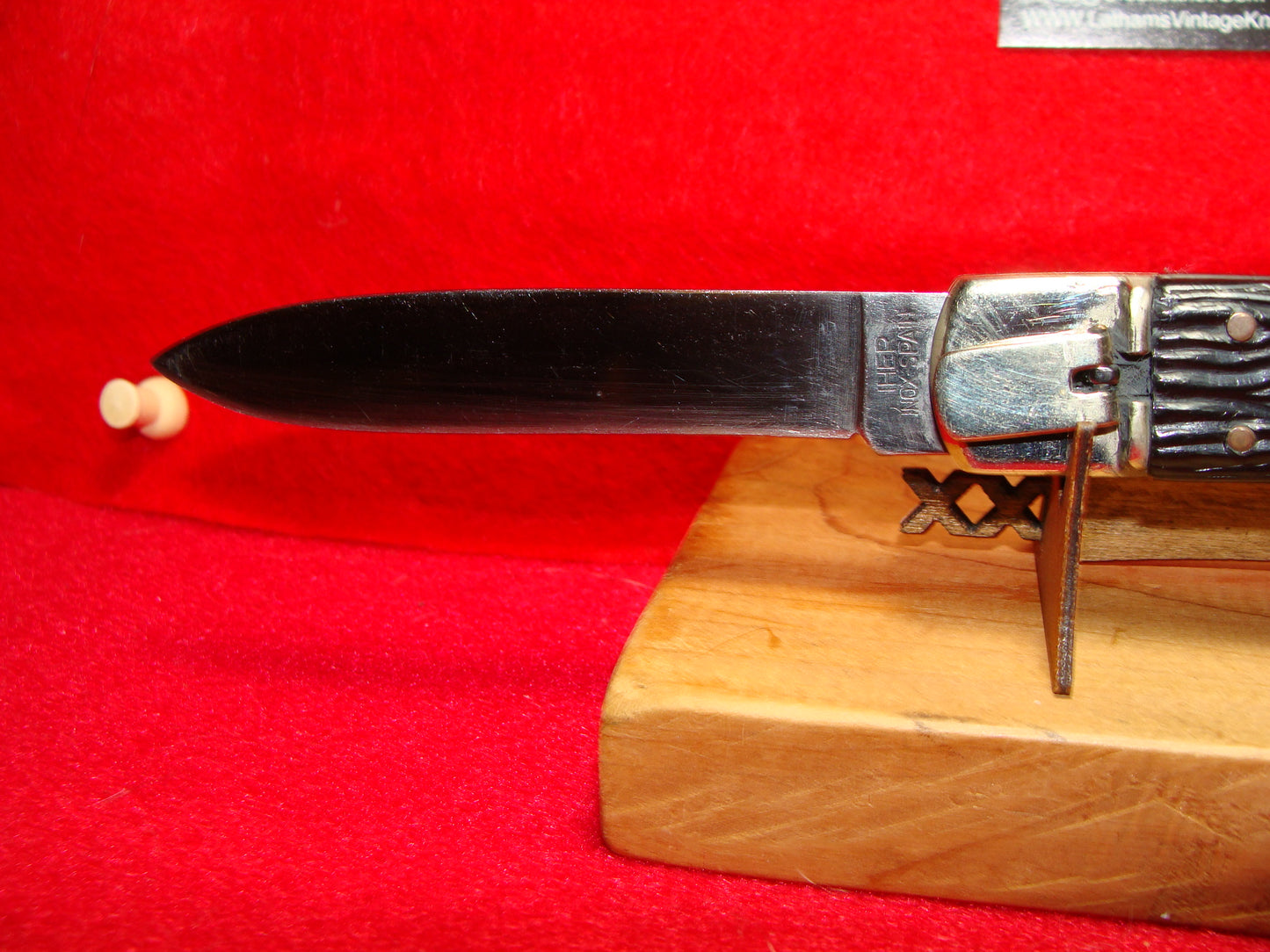 IHER INOX SPAIN 1950-60 LEVER AUTOMATIC SPAIN AUTOMATIC KNIFE BLACK PLASTIC RAISED RAMS HEAD HANDLES