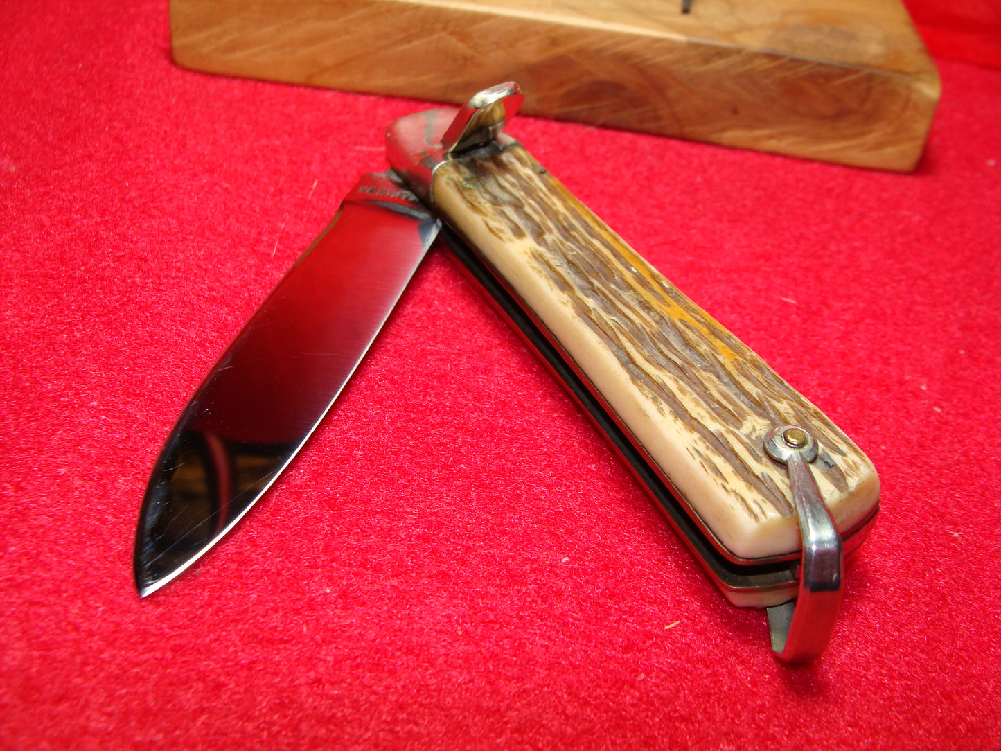 MAKINOX FRENCH 1960-70 LEVER AUTOMATIC FRENCH AUTOMATIC KNIFE JIGGED BONE HANDLES