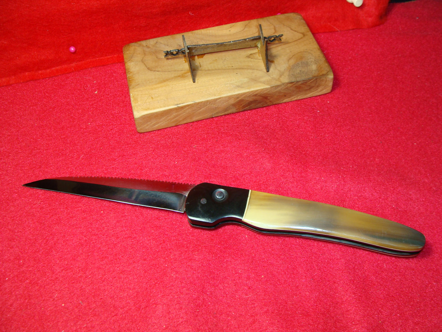 HUCK KNIVES, JAMES HUCKEBA CUSTOM MAKER 1995 "FLASH" CUSTOM AUTOMATIC KNIFE BUFFALO HORN HANDLES