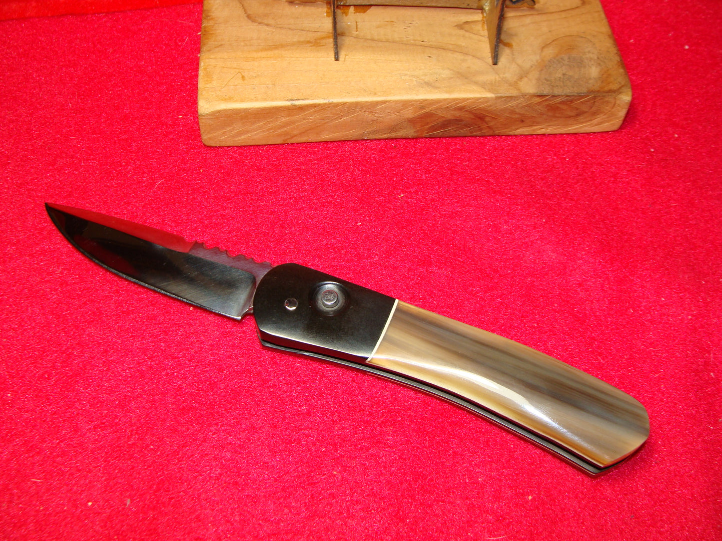 HUCK KNIVES, JAMES HUCKEBA MAKER CUSTOM 1994 "FLASH" CUSTOM AUTOMATIC KNIFE BUFFALO HORN HANDLES