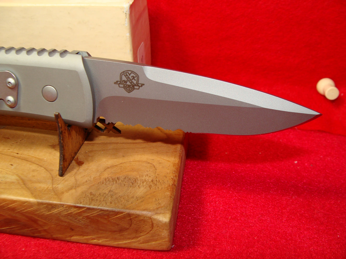 WOODARD, BUCK CUSTOM 1990-95 FER-DE-LANCE CUSTOM AUTOMATIC KNIFE GRAY METAL HANDLES