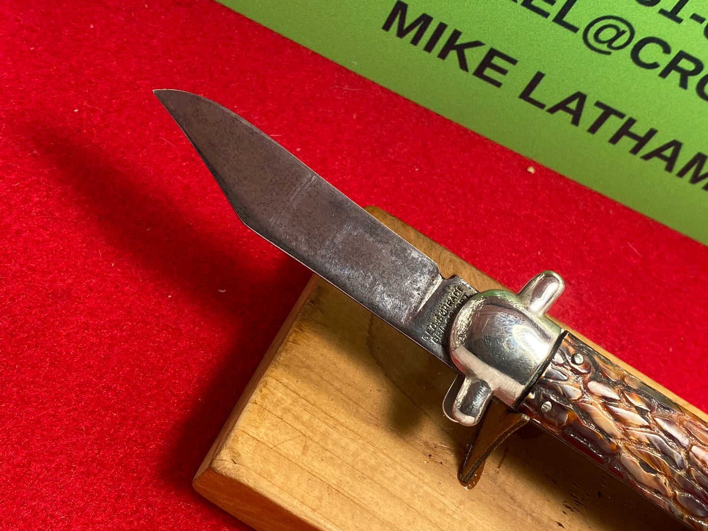 PRESTO GEO. SCHRADE BRIDGEPORT CONN. 1930-56 FIXED GUARDS DERBY 4 1/8" VINTAGE AMERICAN AUTOMATIC KNIFE RED WORMED GROOVED COMPOSITION HANDLES