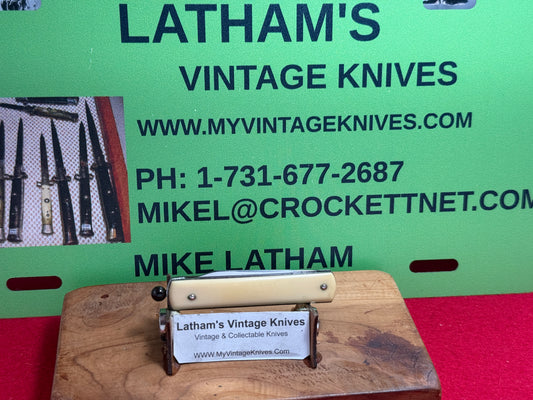 G. SCHRADE CO. BRIDGEPORT CONN. 1929-56 PULL BALL RELEASE VINTAGE AMERICAN AUTOMATIC KNIFE WHITE COMPOSITION HANDLES