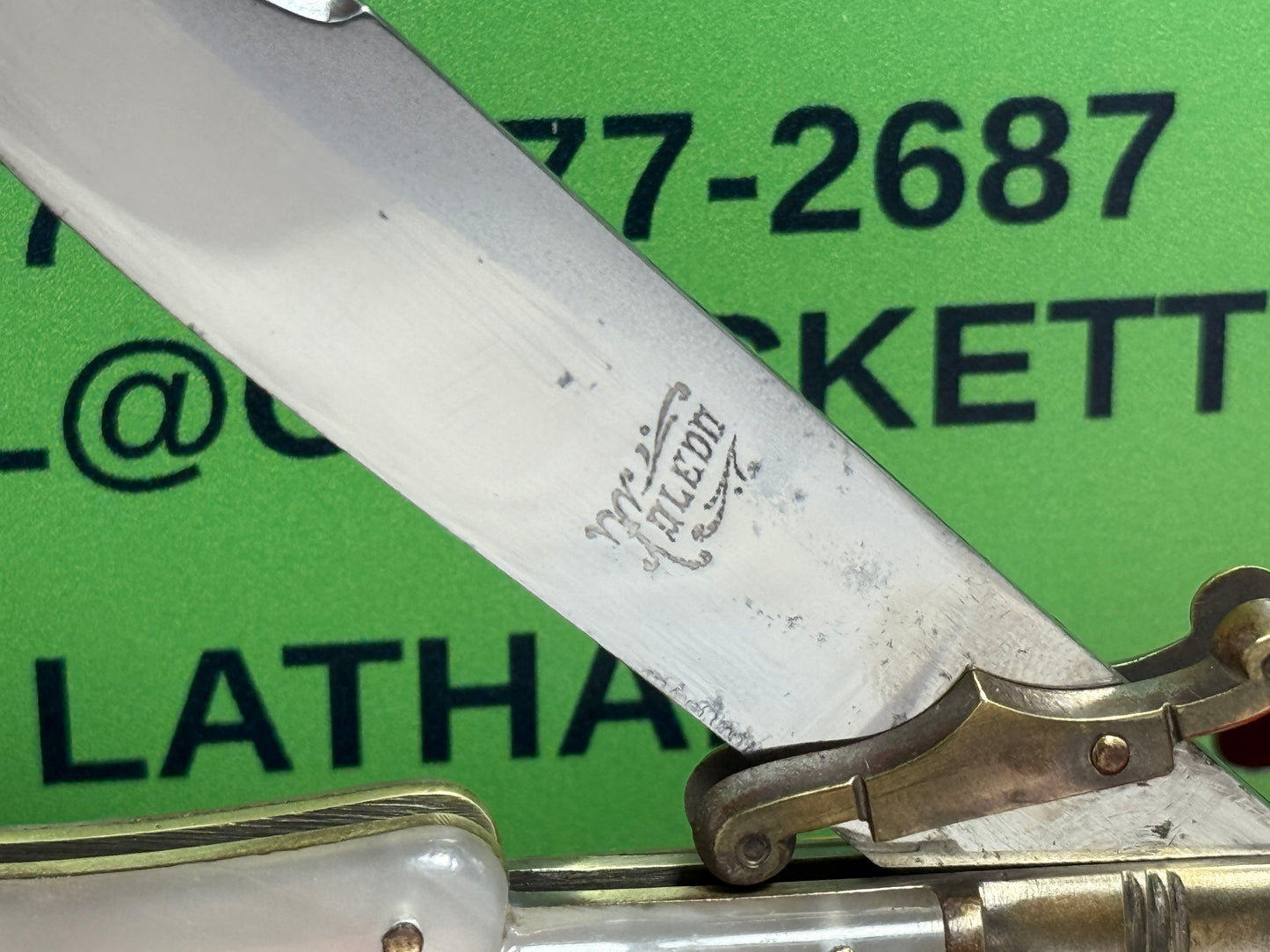 TOLEDO SPAIN 1962-68 LEVER AUTOMATIC SWING GUARDS SHELL PULLER SPAIN AUTOMATIC KNIFE WHITE PEARLX COMPOSITION HANDLES