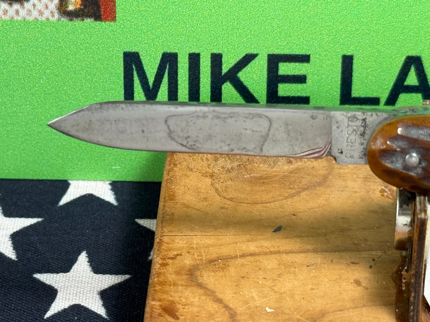 PRESTO GEO. SCHRADE BRIDGEPORT CONN. 1935-40 TWIN BLADE GIRL SCOUT EDITION WITH BAIL VINTAGE AMERICAN AUTOAMTIC KNIFE 3 3/8" DOUBLE BUTTON JIGGED BONE HANDLES