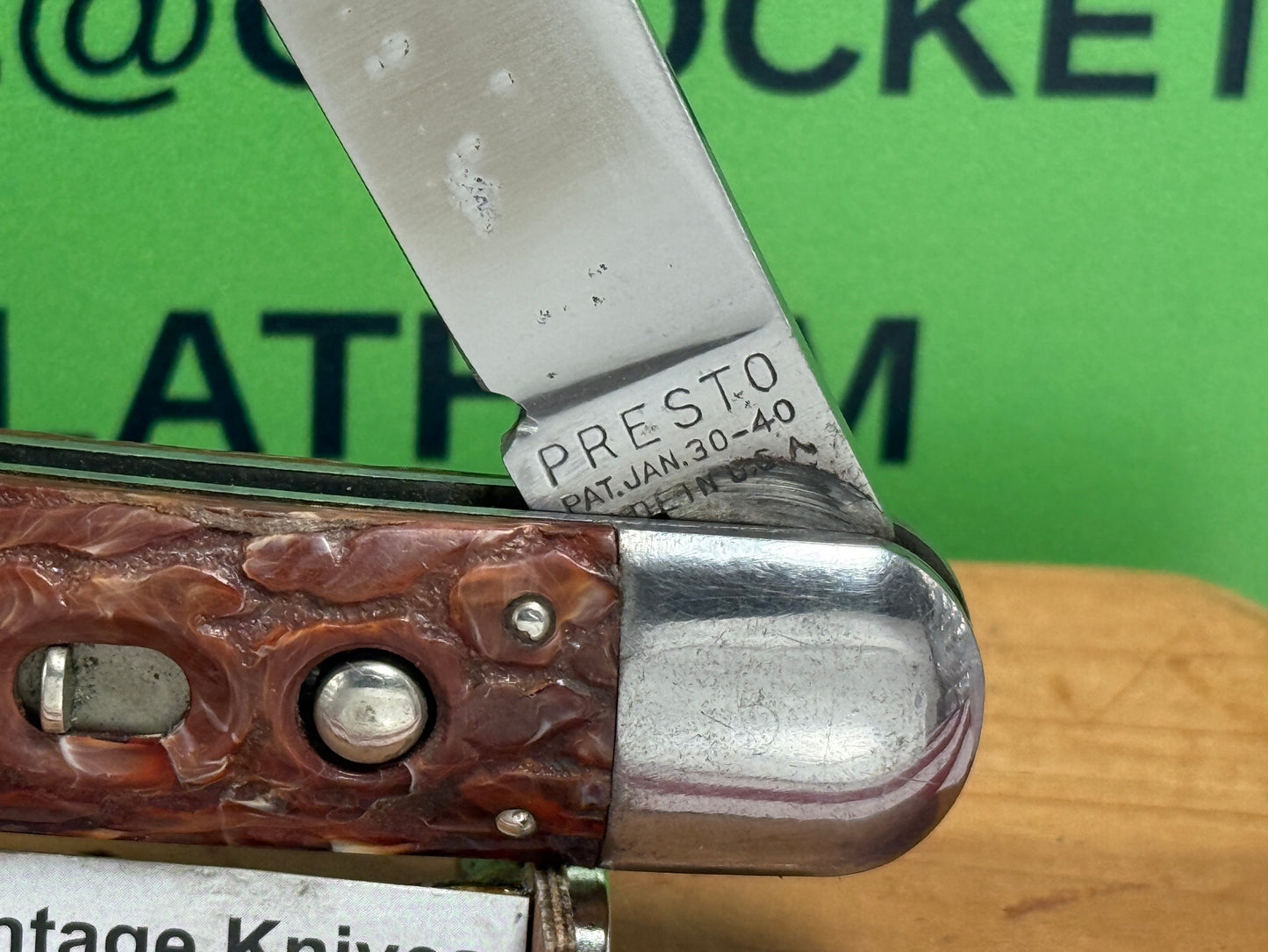 PRESTO GEO. SCHRADE KNIFE CO. BRIDGEPORT CONN. 1940-57 MEDIUM HUNTER 4 1/8" VINTAGE AMERICAN AUTOMATIC KNIFE RED WORMED COMPOSITION HANDLES