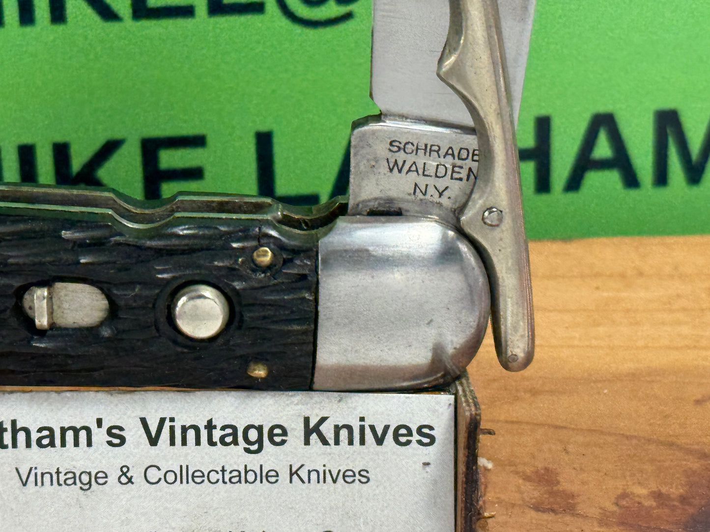 SCHRADE CUT CO. WALDEN N.Y. 1916-46 SWING GUARD HUNTER'S PRIDE ETCHED VINTAGE AMERICAN AUTOMATIC KNIFE PEACH SEED JIGGED BONE HANDLES