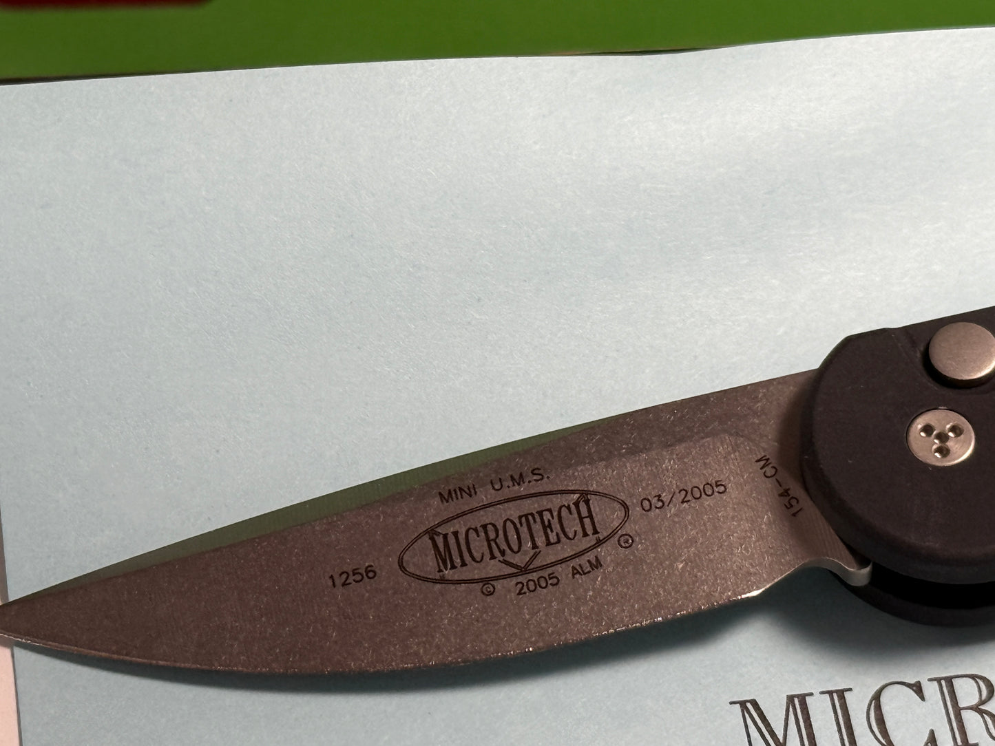 MICROTECH USA 03/2005 TACTICAL MINI U.M.S. STONEWASH PLAIN S/N 1256 TACTICAL AUTOMATIC KNIFE BLACK METAL HANDLES