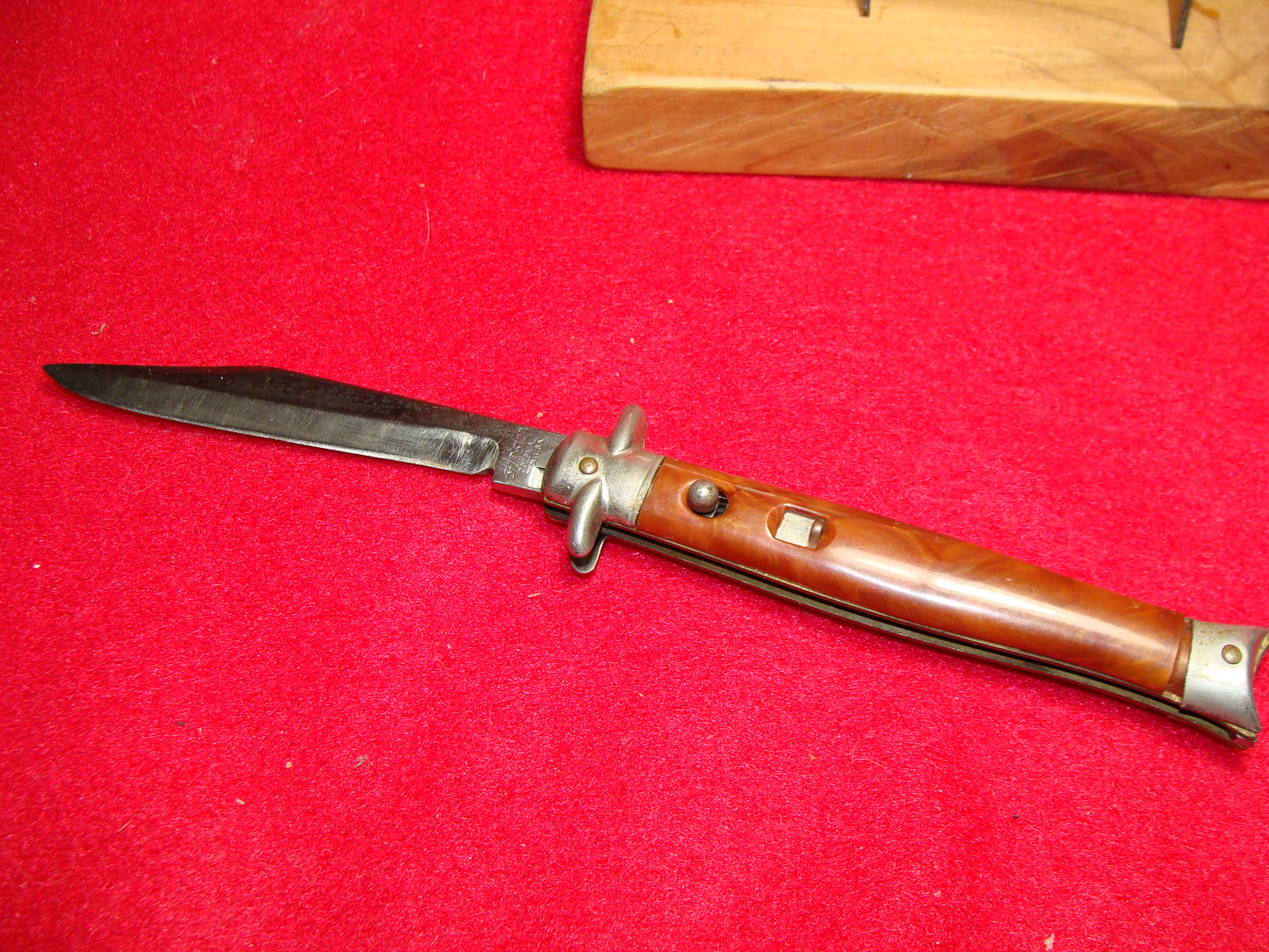 SHUR SNAP COLONIAL KNIFE CO. 1926-56 FISH TAIL 4" FIXED GUARDS VINTAGE AMERICAN AUTOMATIC KNIFE BROWN COMPOSITION HANDLES