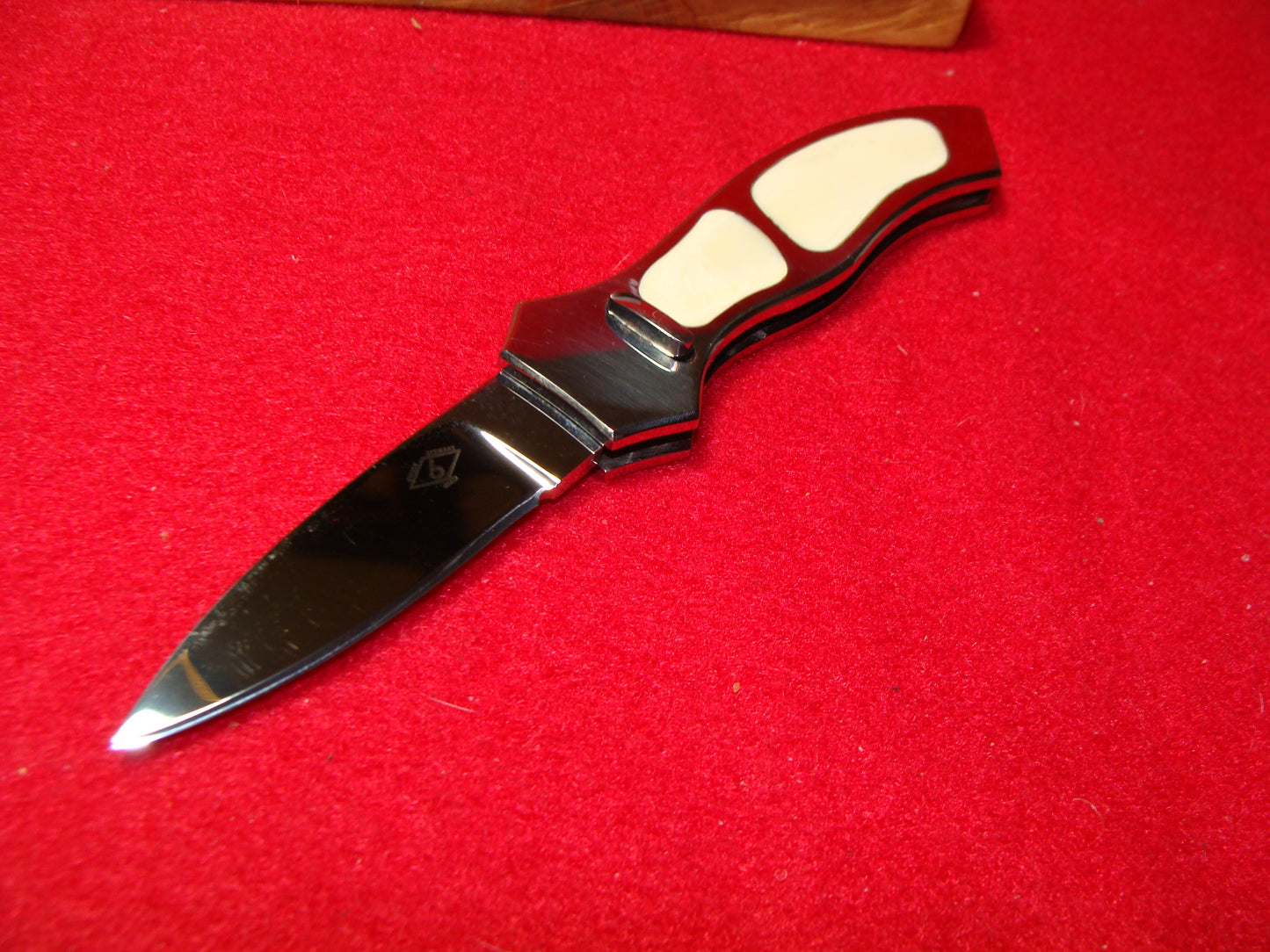 STEWART, CHUCK CUSTOM MAKER SMALL GENTS KNIFE BUTTON RELEASE CUSTOM AUTOMATIC KNIFE IVORY LIKE BONE INSERTS METAL HANDLES