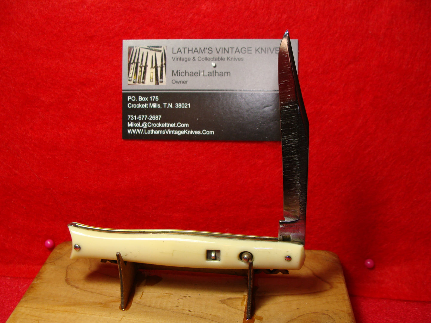 SHUR SNAP COLONIAL KNIFE CO. 1926-56 FISH TAIL 4" VINTAGE AMERICAN AUTOMATIC KNIFE WHITE COMPOSITION HANDLES