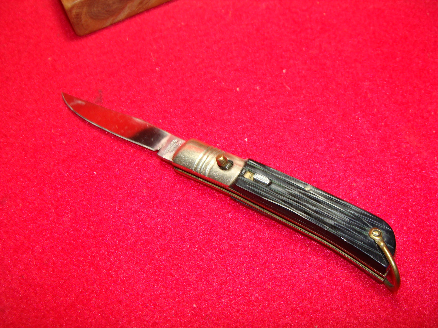 UTICA CUT CO. JAPAN 1950-56 SMALL HUNTER BO/BC JAPAN AUTOMATIC KNIFE BLACK BONE HANDLES