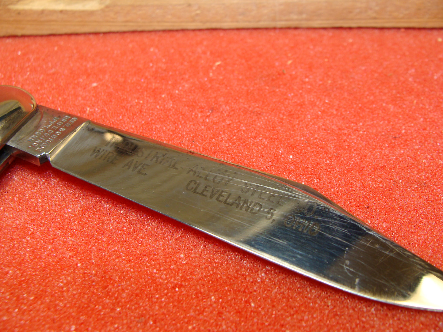 PRESTO GEO. SCHRADE CUT CO. BRIDGEPORT CONN. 1929-56 VINTAGE AMERICAN AUTOMATIC KNIFE 5" HUNTER RED WORM GROOVED HANDLES, ETCH: INDUSTRIAL ALLOY STEEL CLEVELAND, OHIO.