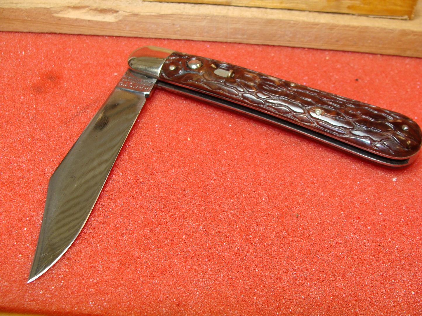 PRESTO GEO. SCHRADE CUT CO. BRIDGEPORT CONN. 1929-56 VINTAGE AMERICAN AUTOMATIC KNIFE 5" HUNTER RED WORM GROOVED HANDLES, ETCH: INDUSTRIAL ALLOY STEEL CLEVELAND, OHIO.