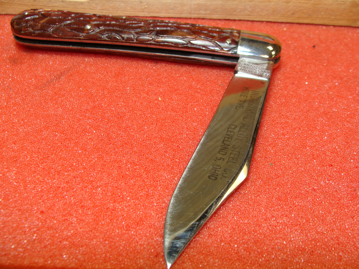 PRESTO GEO. SCHRADE CUT CO. BRIDGEPORT CONN. 1929-56 VINTAGE AMERICAN AUTOMATIC KNIFE 5" HUNTER RED WORM GROOVED HANDLES, ETCH: INDUSTRIAL ALLOY STEEL CLEVELAND, OHIO.