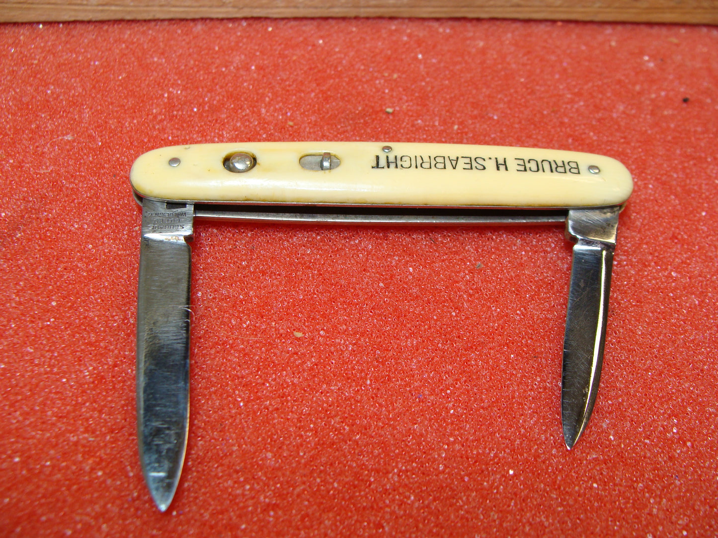 SCHRADE CUT CO. WALDEN NY 1916-46 VINTAGE AMERICAN AUTOMATIC KNIFE 2 7/8" TWIN BLADE DOUBLE BUTTON IMITATION IVORY CELLULOID HANDLES ETCH: BRUCE H. SEABRIGHT.