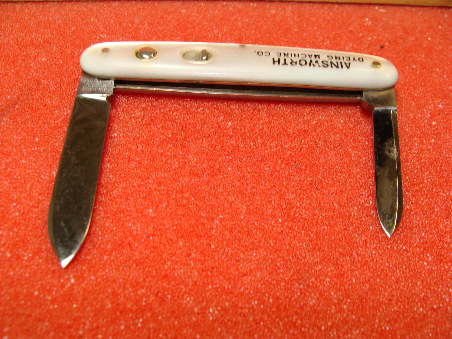 SCHRADE CUT CO. WALDEN NY 1916-46 VINTAGE AMERICAN AUTOMATIC KNIFE 3 3/8" TWIN BLADE DOUBLE BUTTON PEARL HANDLES, ETCHED: AINSWORTH DYEING MACHINE CO.