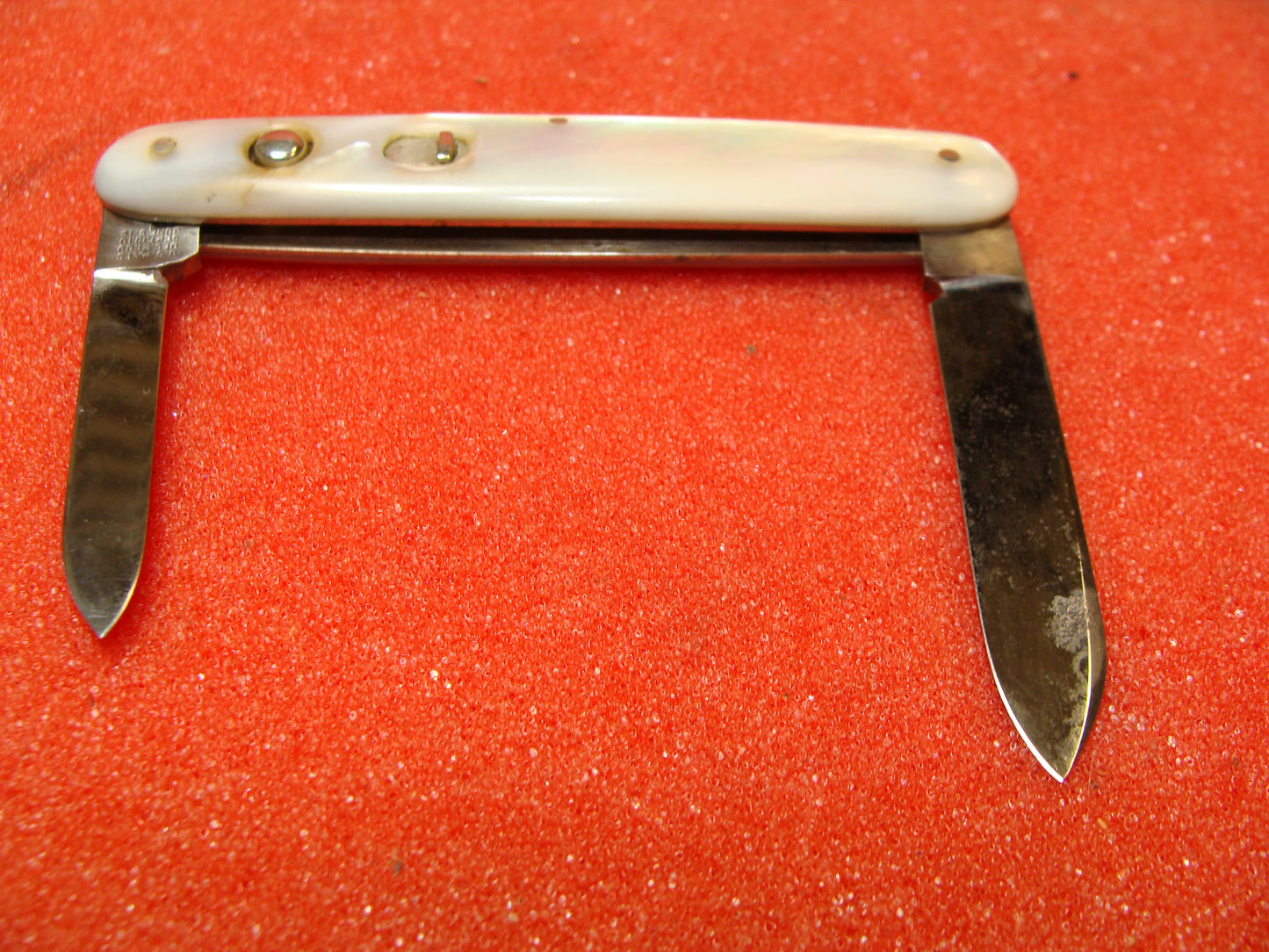 SCHRADE CUT CO. WALDEN NY 1916-46 VINTAGE AMERICAN AUTOMATIC KNIFE 3 3/8" TWIN BLADE DOUBLE BUTTON PEARL HANDLES, ETCHED: AINSWORTH DYEING MACHINE CO.