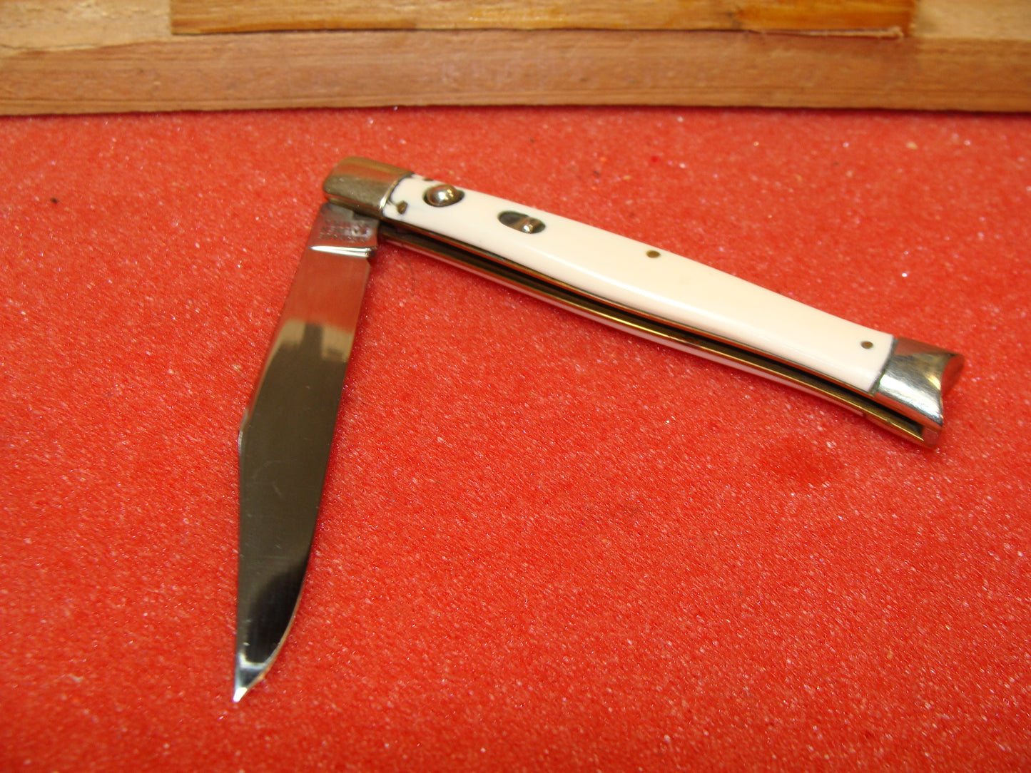 SCHRADE WALDEN NY USA 1950-56 VINTAGE AMERICAN AUTOMATIC KNIFE 4" FISH TAIL WHITE COMPOSITION HANDLES