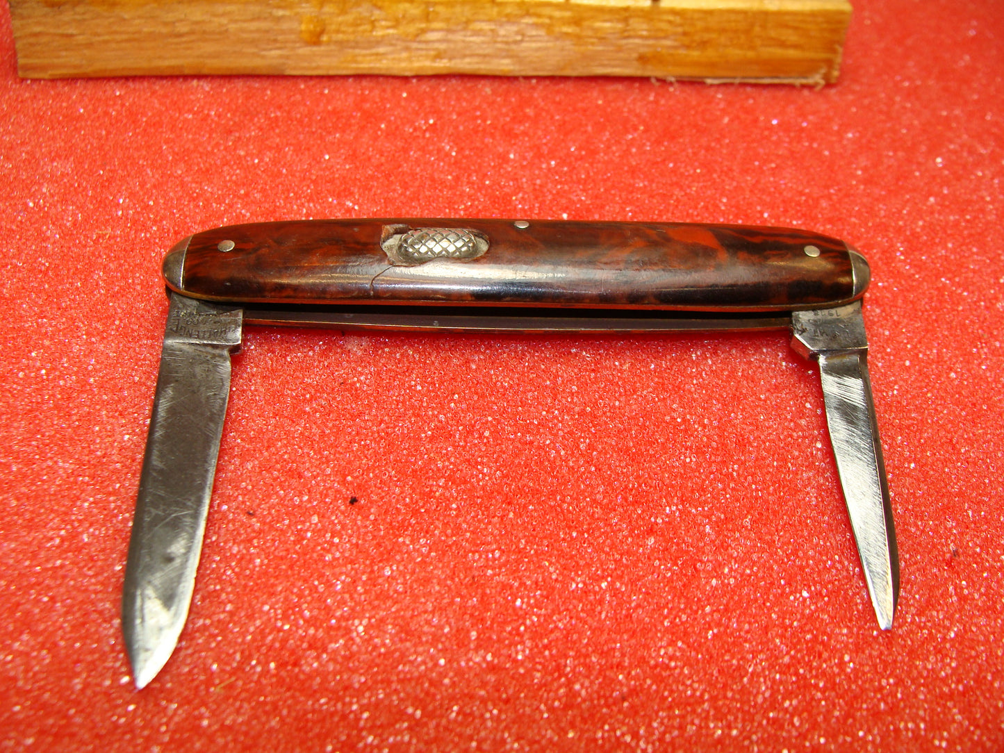 CHALLENGE CUTLERY CO. BRIDGEPORT CONN. 1918-23 FLY LOCK VINTAGE AMERICAN AUTOMATIC KNIFE 3 3/8 DOUBLE BUTTON CELLULOID RED FIBER HANDLES