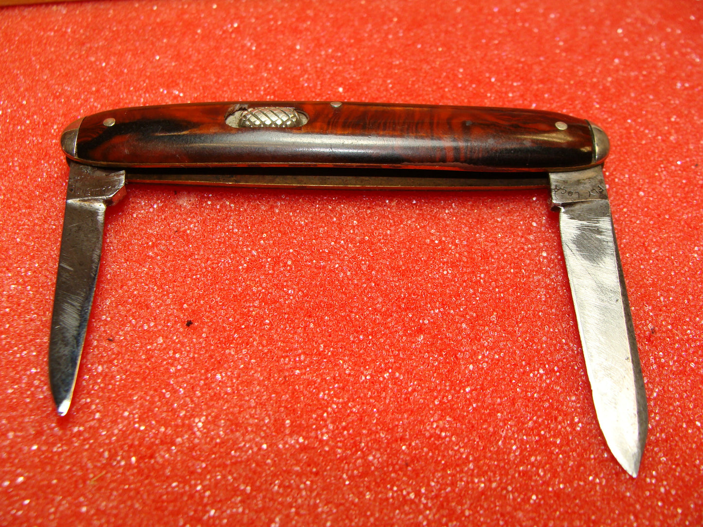 CHALLENGE CUTLERY CO. BRIDGEPORT CONN. 1918-23 FLY LOCK VINTAGE AMERICAN AUTOMATIC KNIFE 3 3/8 DOUBLE BUTTON CELLULOID RED FIBER HANDLES