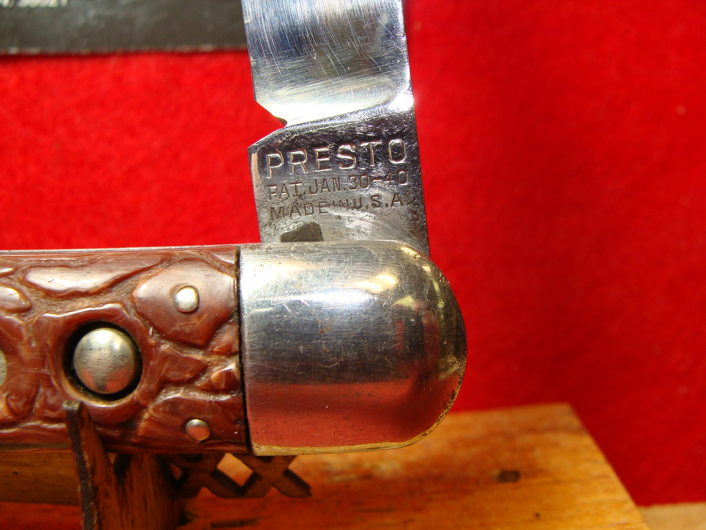 PRESTO GEO. SCHRADE CUTLERY BRIDGEPORT CONN. 1929-56 VINTAGE AMERICAN AUTOMATIC KNIFE 5" RED WORM GROOVED COMPOSITION HANDLES