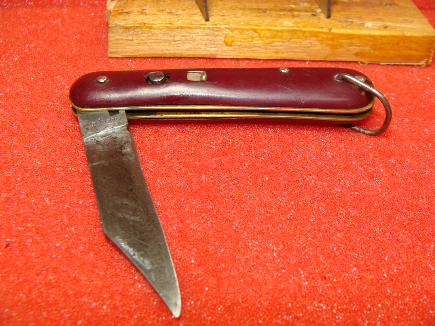 EDGEMASTER USA 1936-56 VINTAGE AMERICAN AUTOMATIC KNIFE 4 1/8" PARATROOPER RED COMPOSITION HANDLES