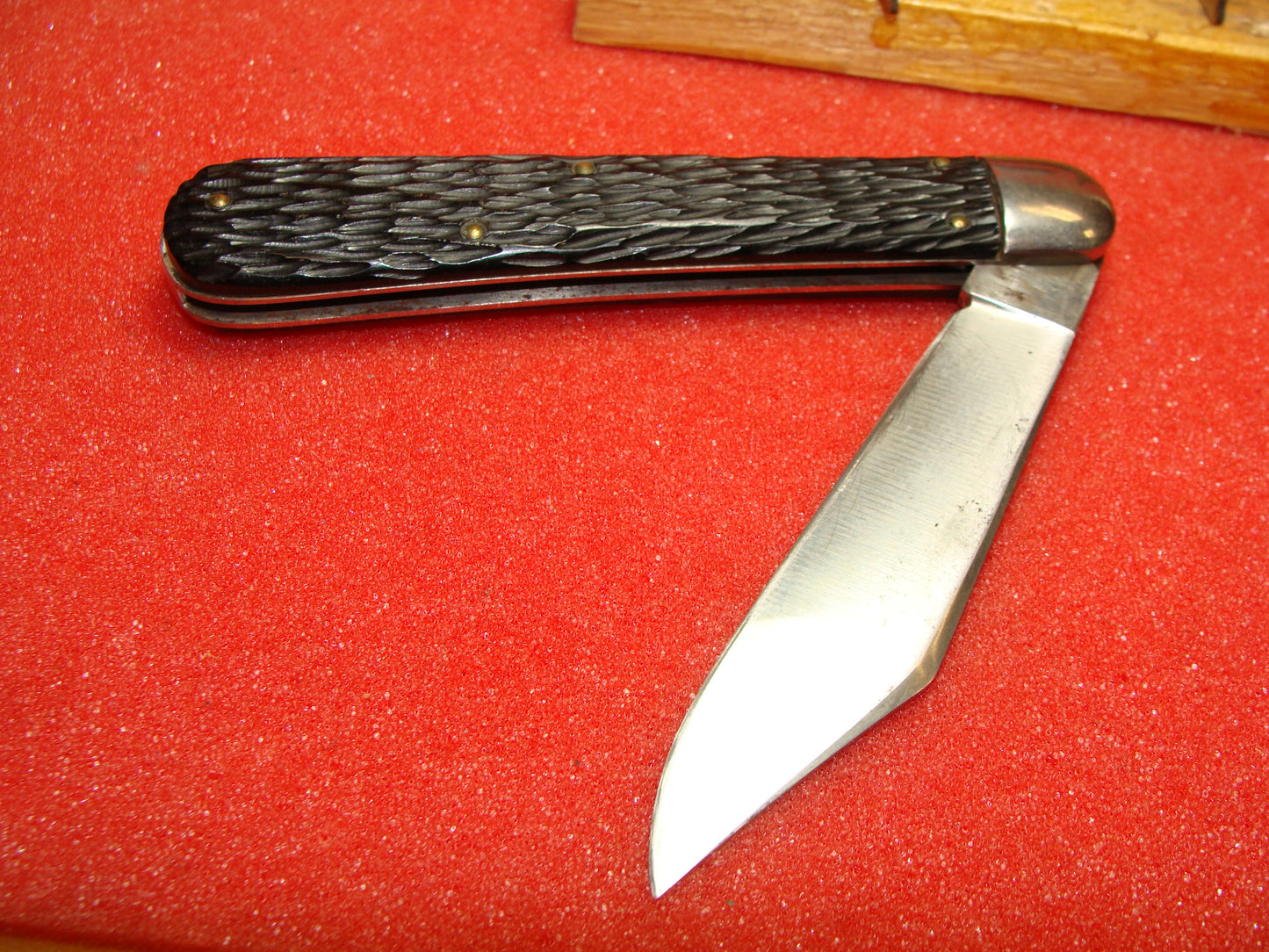 SCHRADE WALDEN NY USA 1950-56 OVB ETCH 4 7/8" VINTAGE AMERICAN AUTOMATIC KNIFE BLACK JIGGED COMPOSITION HANDLES