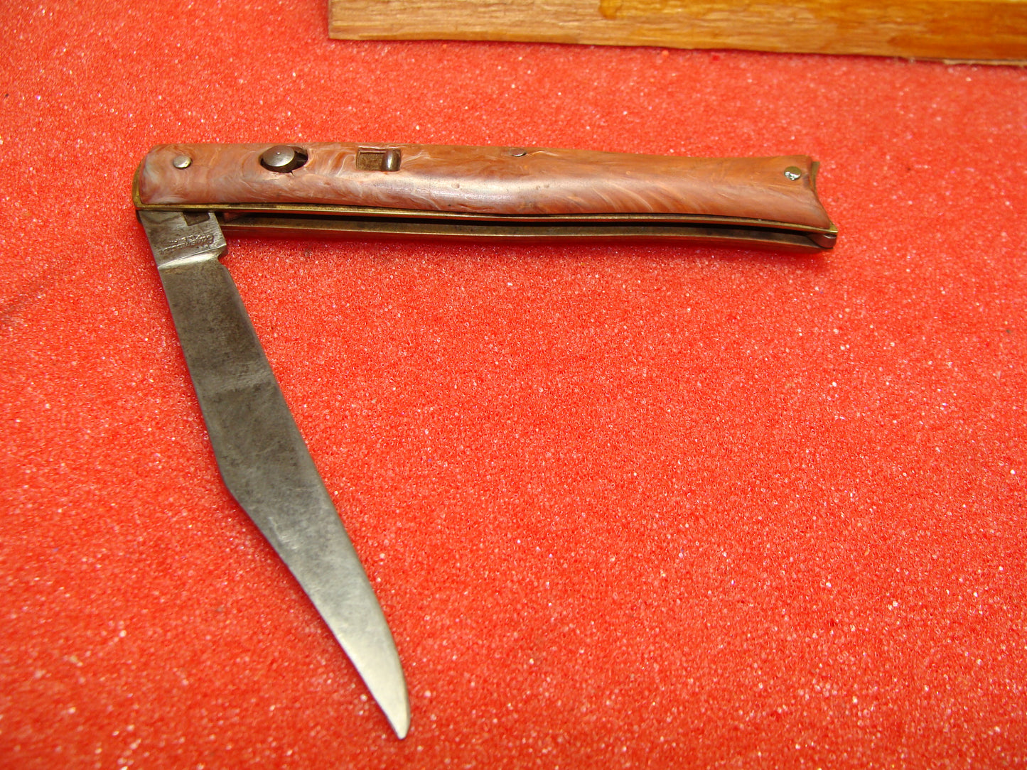 EDGEMASTER USA 1936-56 VINTAGE AMERICAN AUTOMATIC KNIFE 4" FISH TAIL SHADOW BOLSTERS BROWN SWIRL COMPOSITION HANDLES