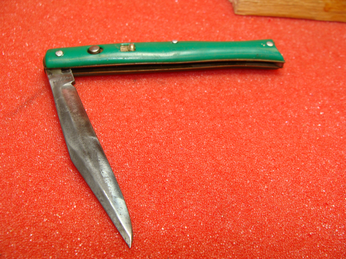 EDGEMASTER USA 1936-56 VINTAGE AMERICAN AUTOMATIC KNIFE 4" FISH TAIL SABER BLADE SHADOW BOLSTERS DARK GREEN COMPOSITION HANDLES