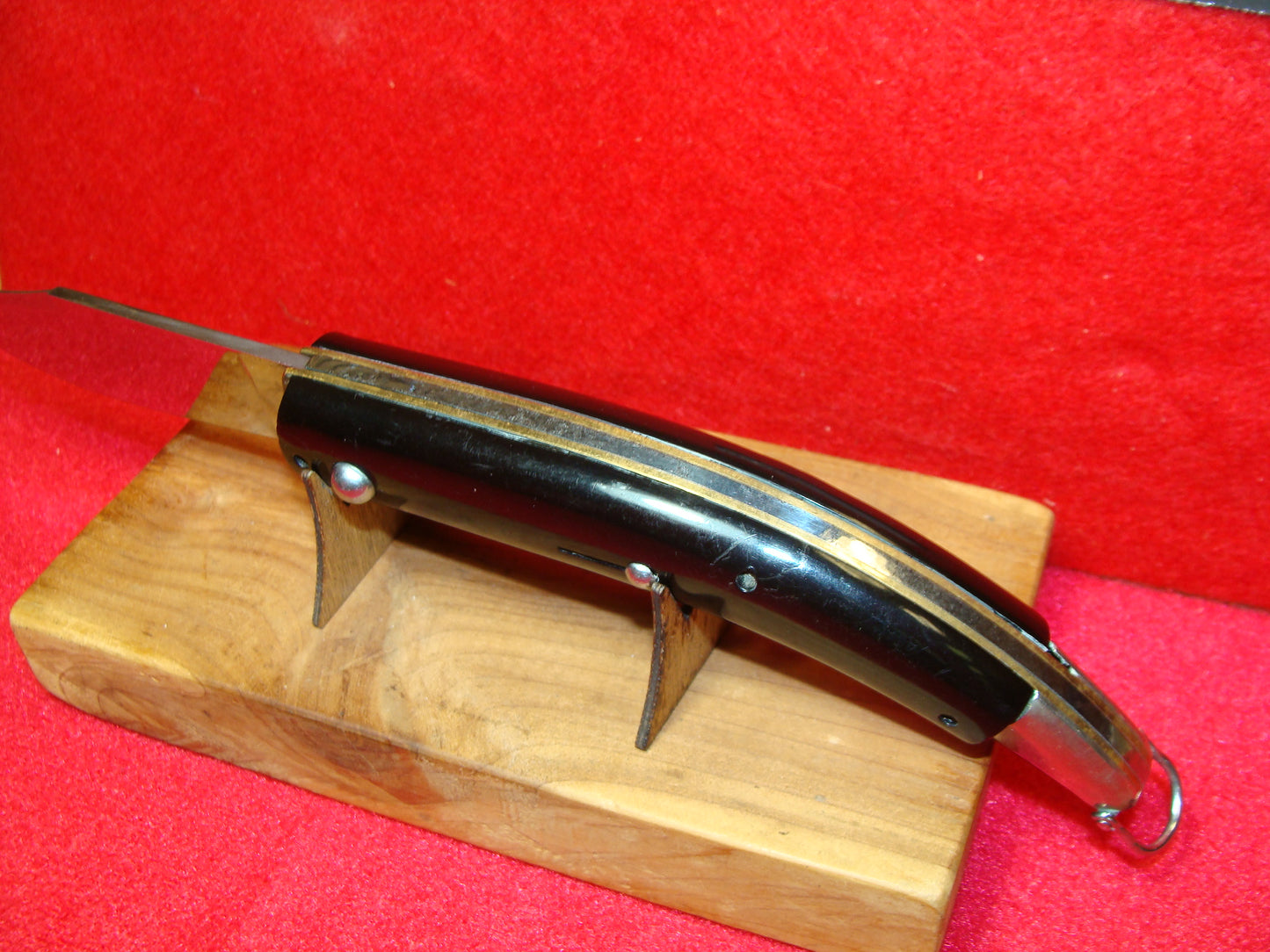 CATALINA STYLE INOX ITALY 1965-75 BUTTON OPEN/CLOSE ITALIAN AUTOMATIC KNIFE CURVED BLACK PLASTIC HANDLES