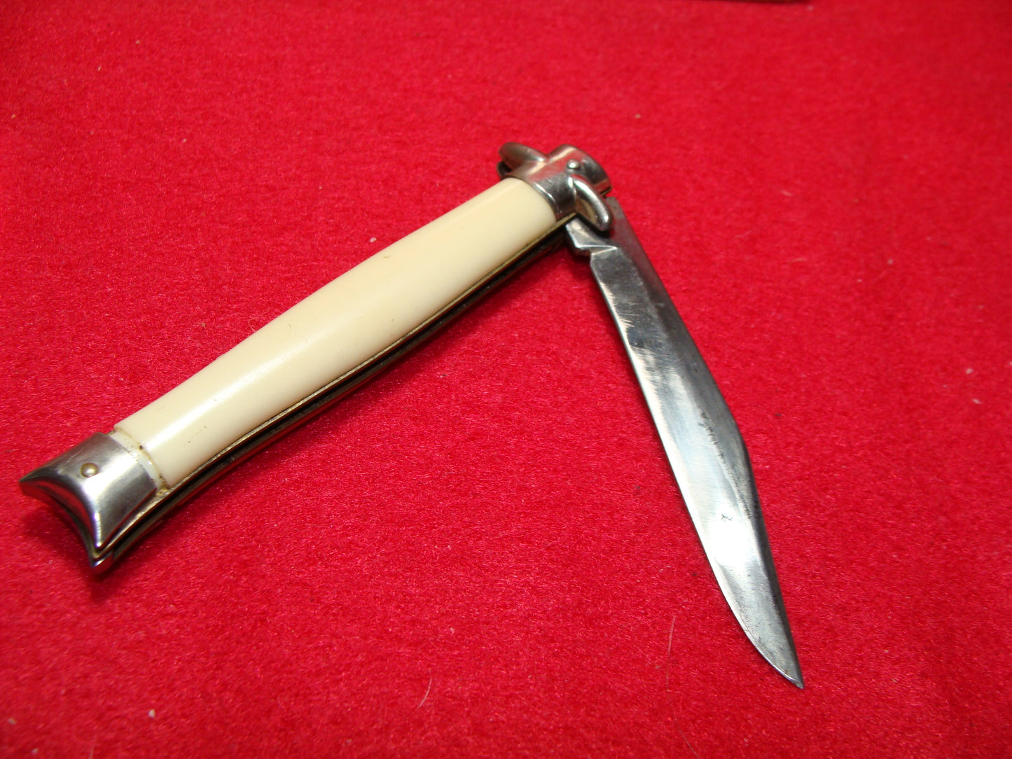 SHUR SNAP COLONIAL KNIFE CO. 1926-56 FISH TAIL FIXED GUARDS VINTAGE AMERICAN AUTOMATIC KNIFE WHITE COMPOSITION HANDLES