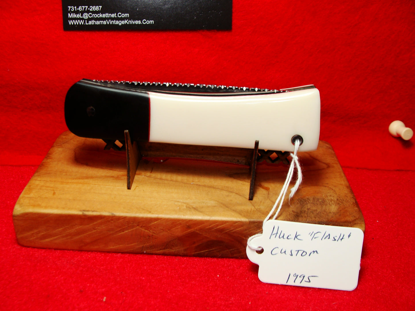 HUCK, JAMES "FLASH" 1995 USA CUSTOM HUNTER CUSTOM AUTOMATIC KNIFE WHITE & BLACK PLASTIC HANDLES