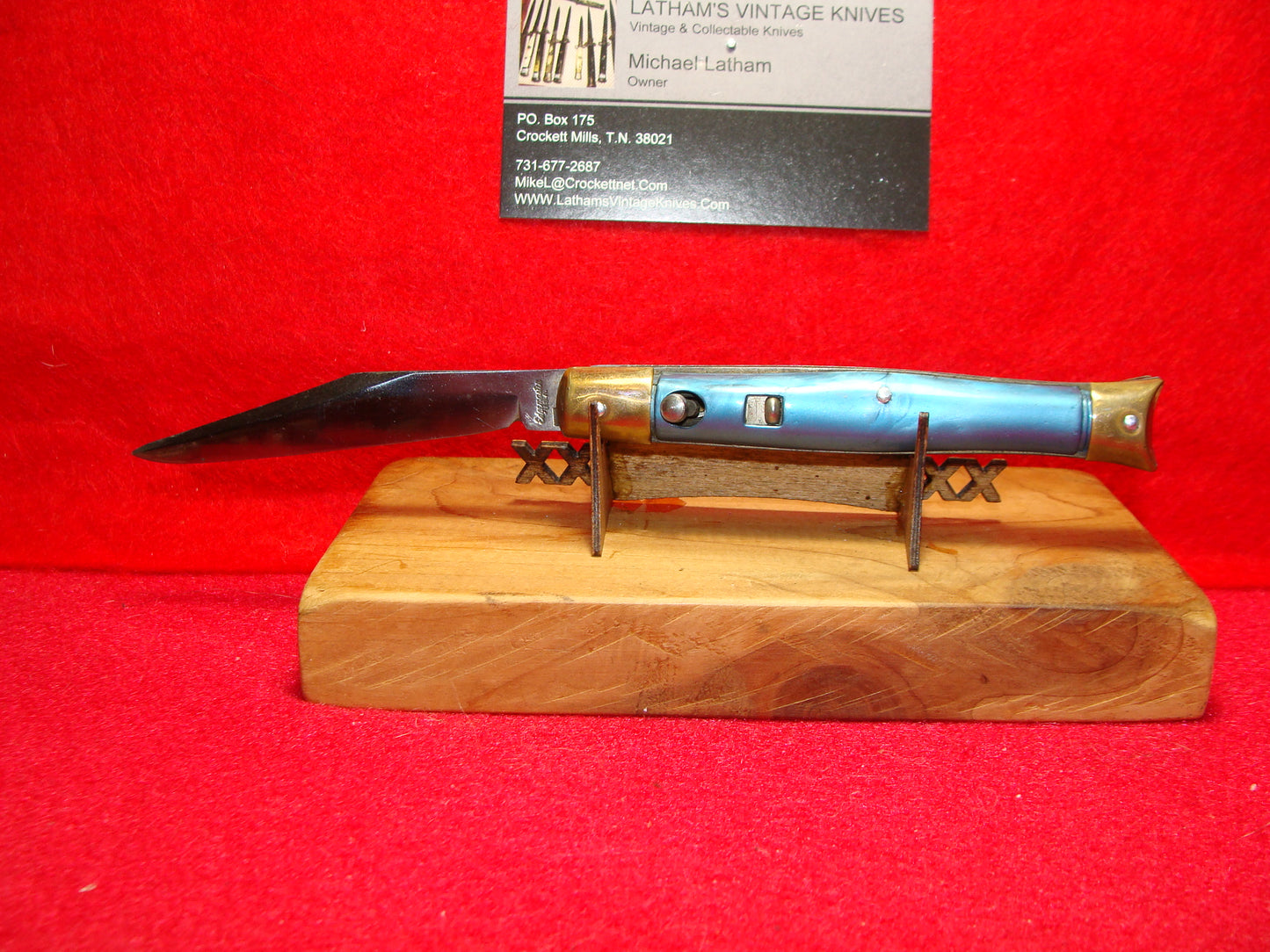 EDGEMASTER USA 1936-56 FISH TAIL SABER BLADE BRASS BOLSTERS 4" VINTAGE AMERICAN AUTOMATIC KNIFE BLUE COMPOSITION HANDLES