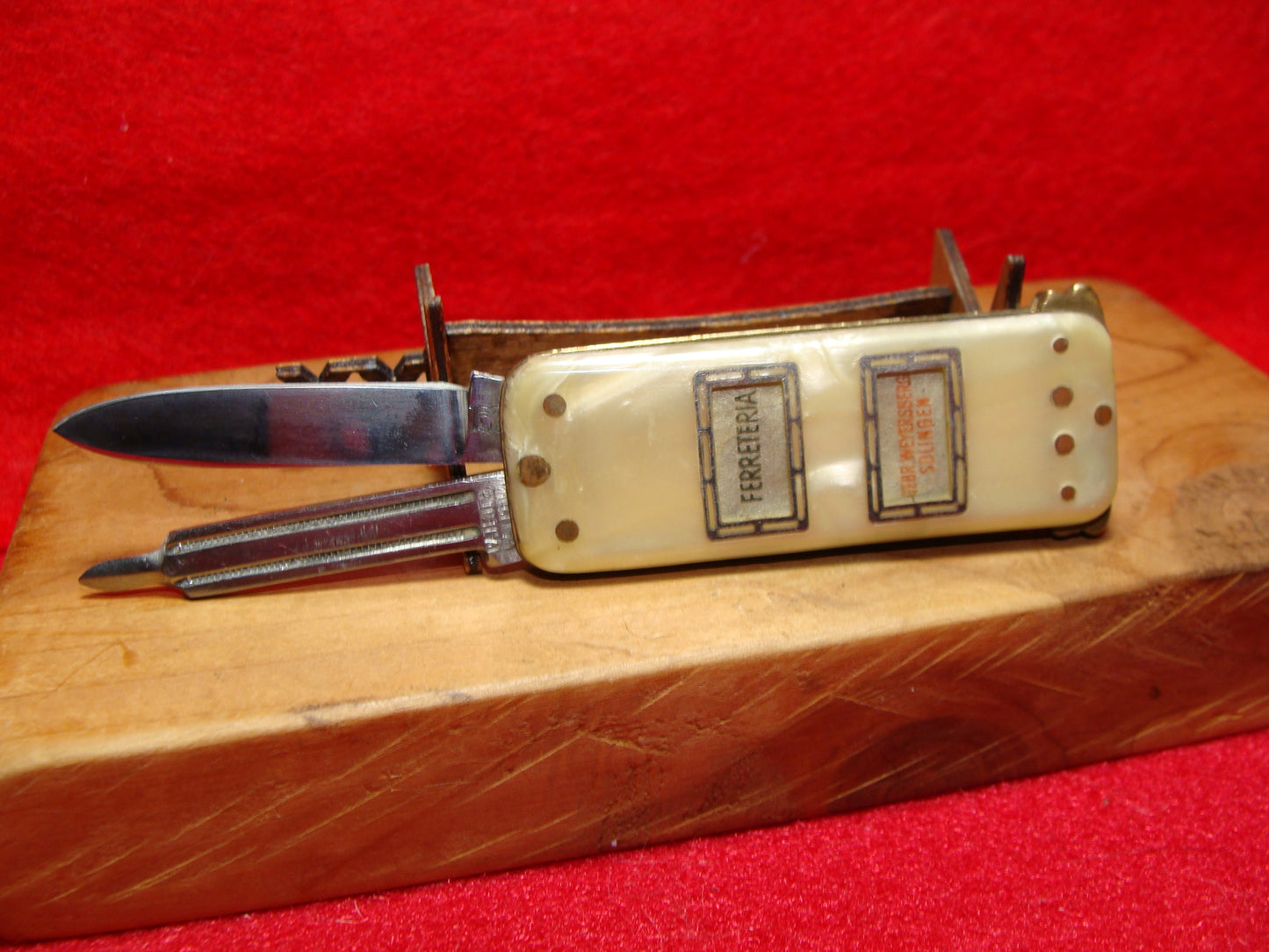 GERB. WEYERSBERG 1950-55 SOLINGEN GERMANY DOUBLE BLADE TAB RELEASE NOVELTY GERMAN AUTOMATIC KNIFE CRACKED ICE CELLULOID HANDLES