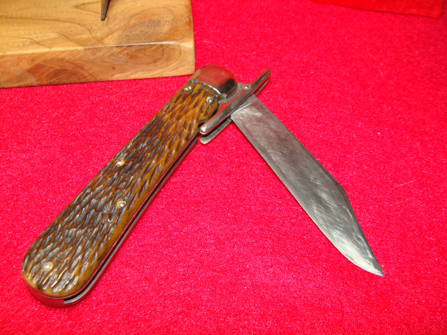 SCHRADE CUT CO. WALDEN NY 1916-46 SWING GUARD LOCK BACK HUNTERS PRIDE VINTAGE AMERICAN AUTOMATIC KNIFE PEACH SEED JIGGED BONE HANDLES