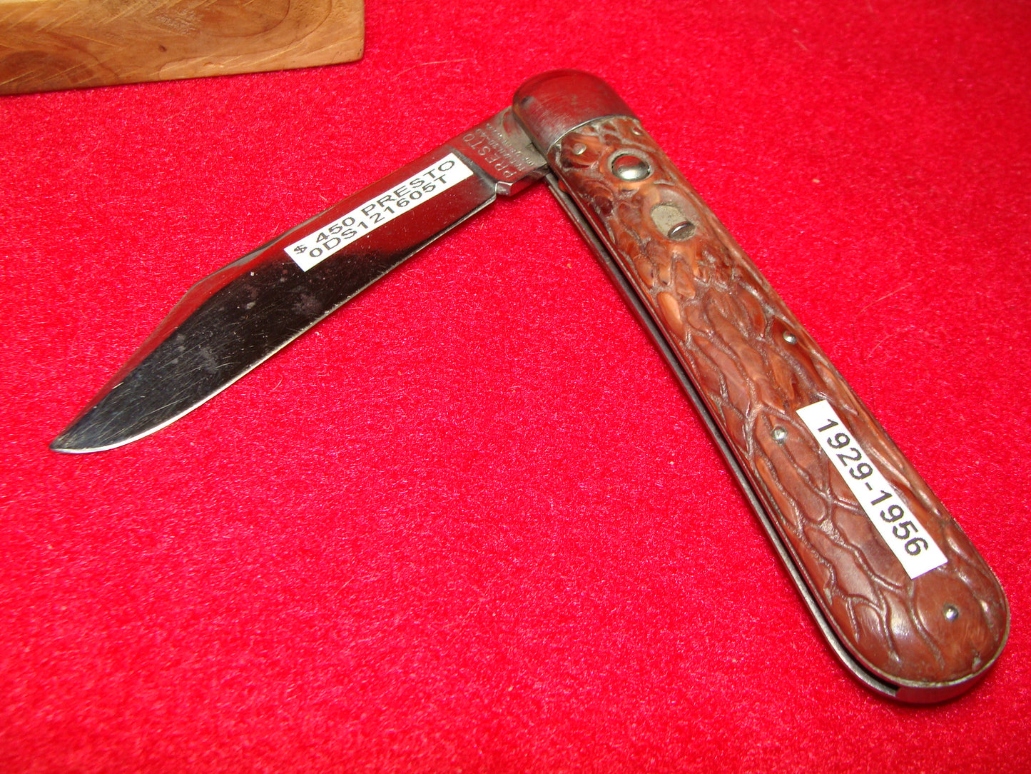 PRESTO GEO. SCHRADE CUT. BRIDGEPORT CONN. 1929-56 VINTAGE AMERICAN AUTOMATIC KNIFE 5" RED WORMED GROOVED COMPOSITION HANDLES